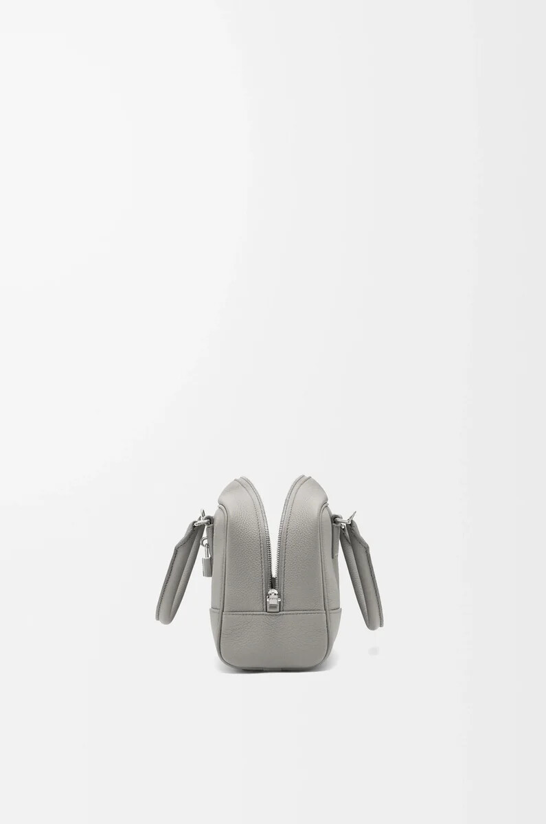 amazona 23 tasche aus weichem genarbtem kalbsleder in perlgrau