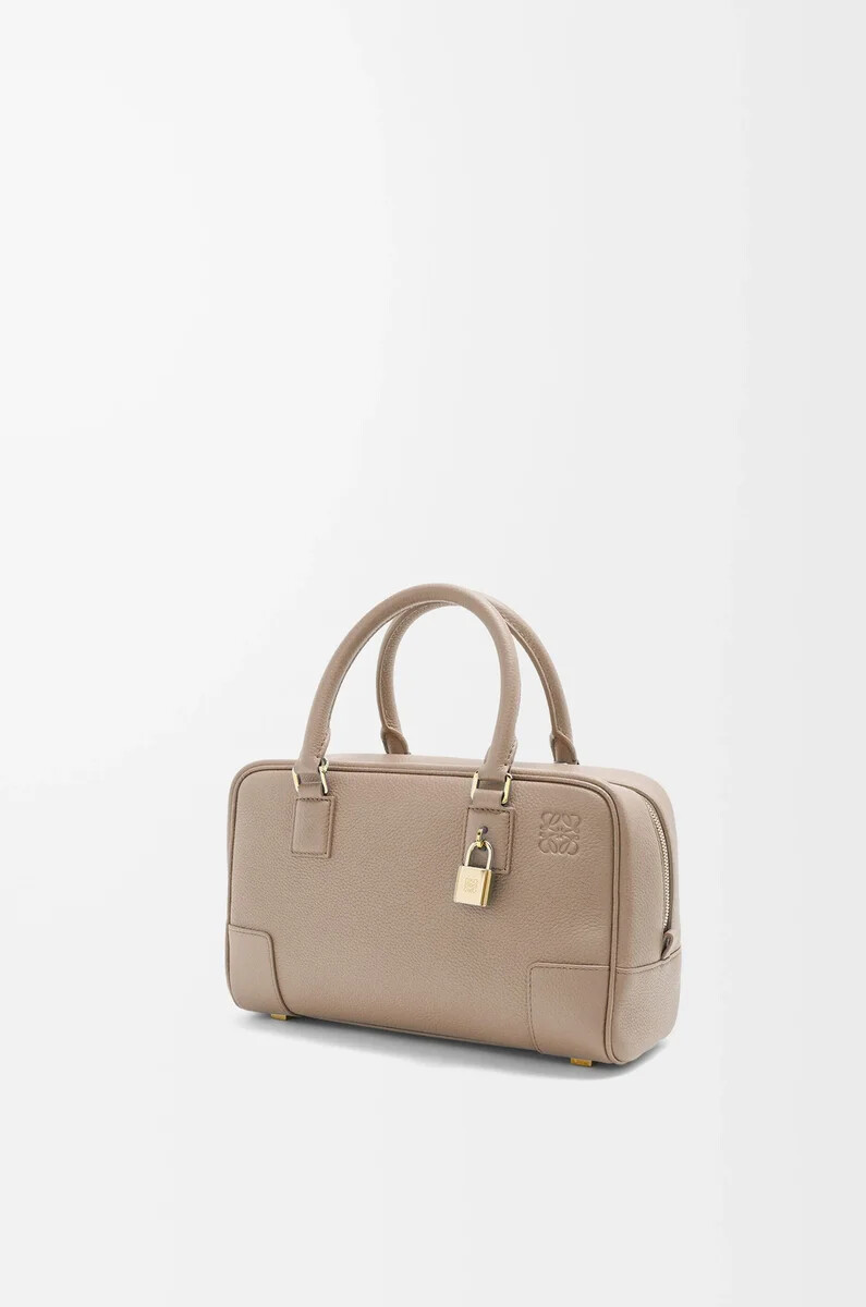 amazona 23 tasche aus weichem genarbtem kalbsleder sand