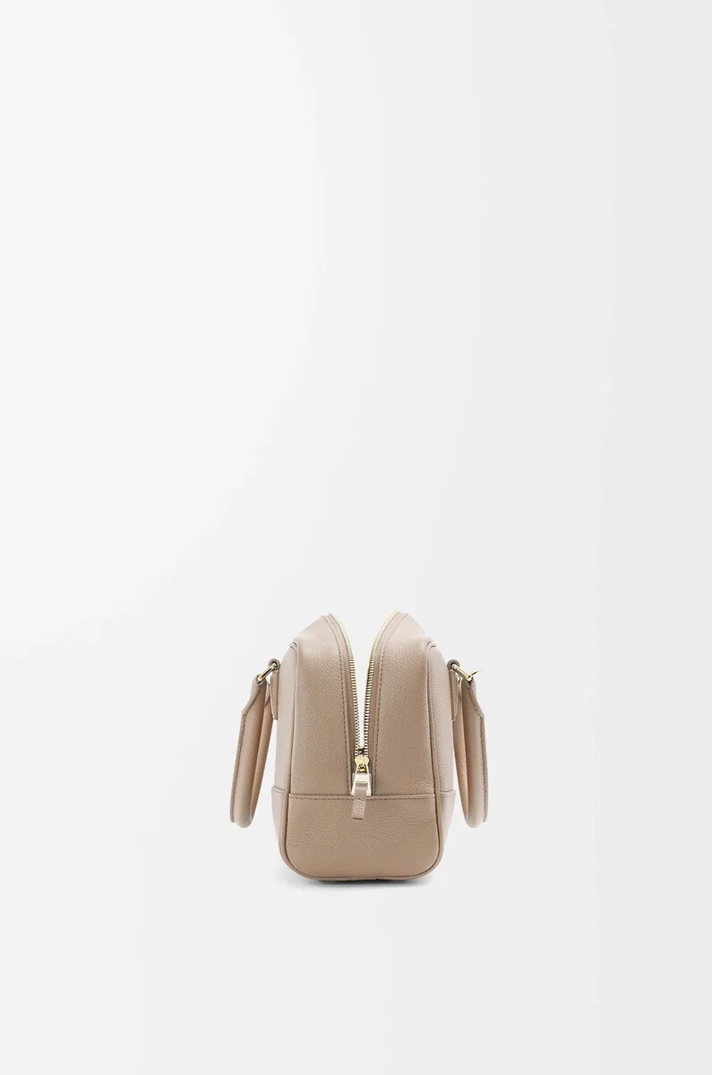 amazona 23 tasche aus weichem genarbtem kalbsleder sand