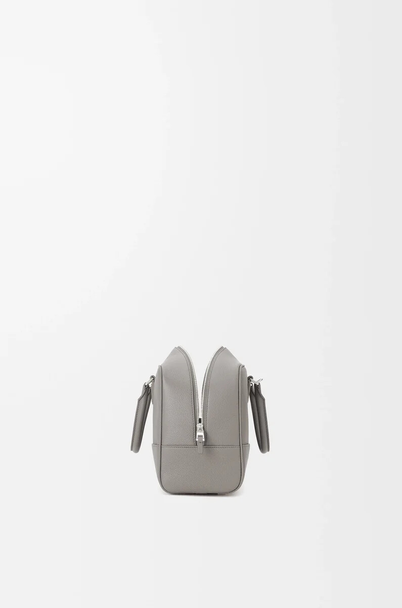 amazona 28 tasche aus weichem genarbtem kalbsleder in perlgrau