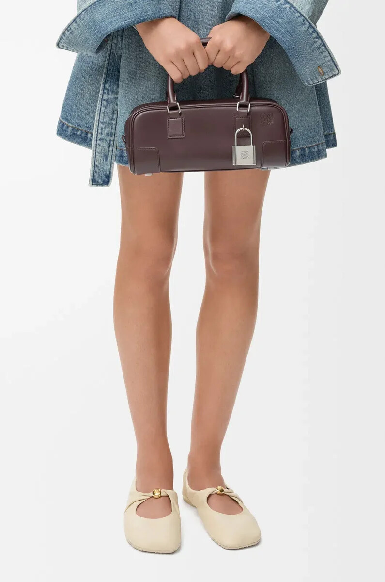 amazona 23 cropped bag aus glänzendem kalbsleder in dunkelkastanie