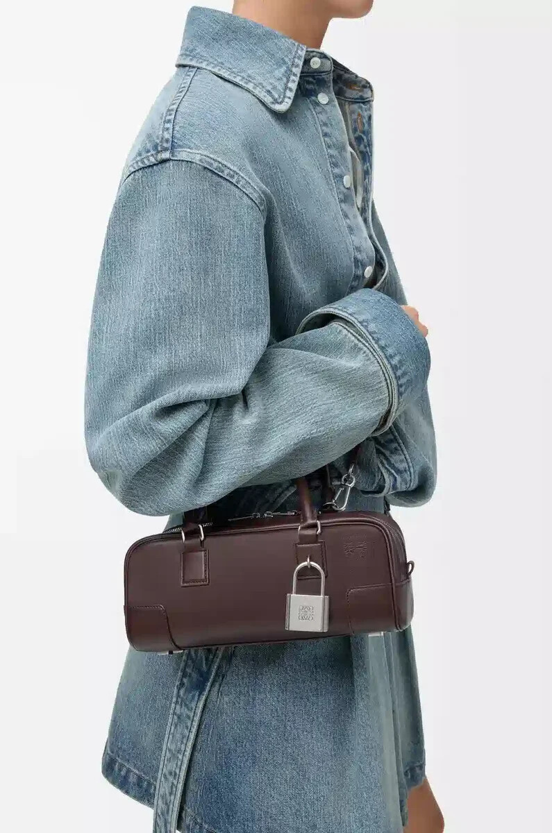 amazona 23 cropped bag aus glänzendem kalbsleder in dunkelkastanie