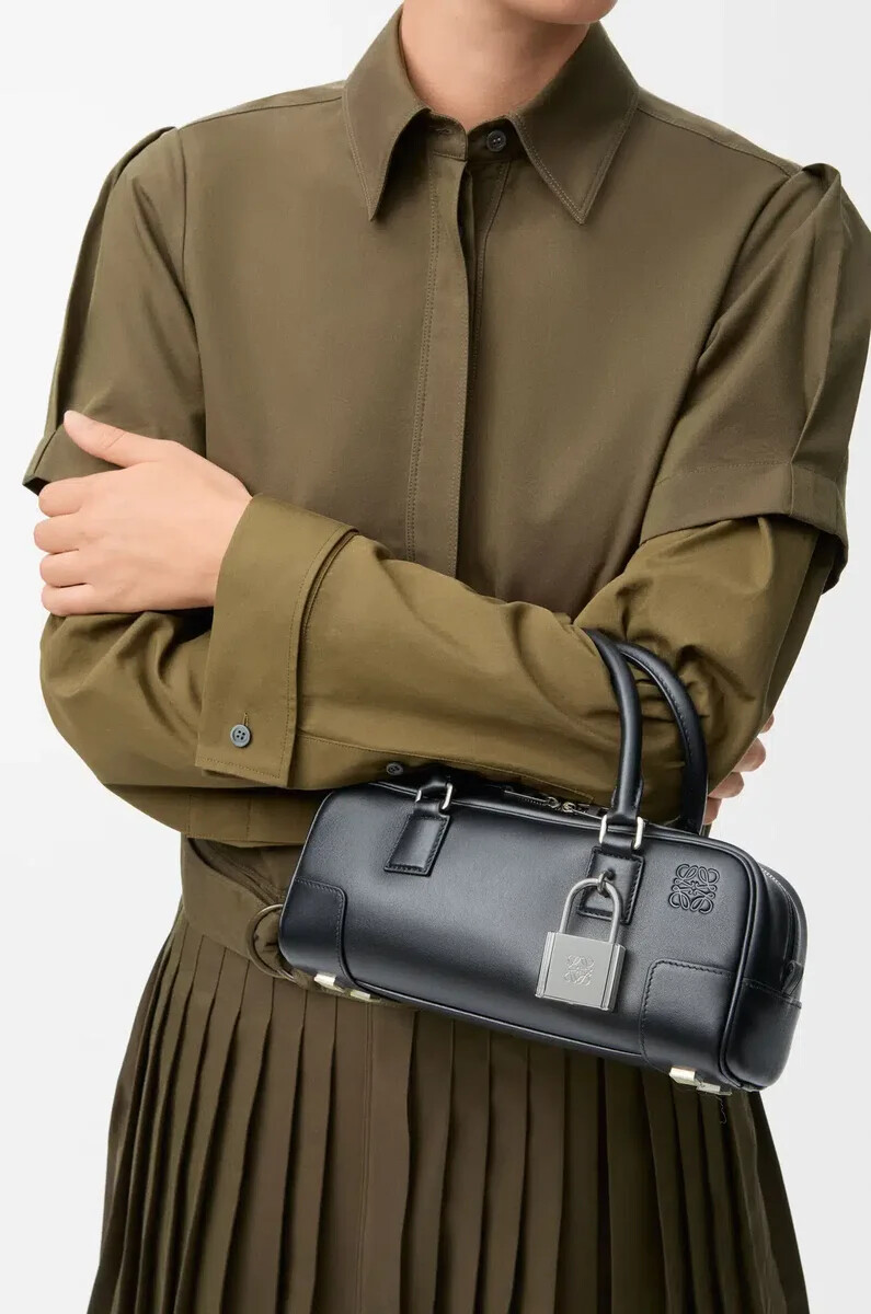 amazona 23 cropped bag aus glänzendem kalbsleder schwarz