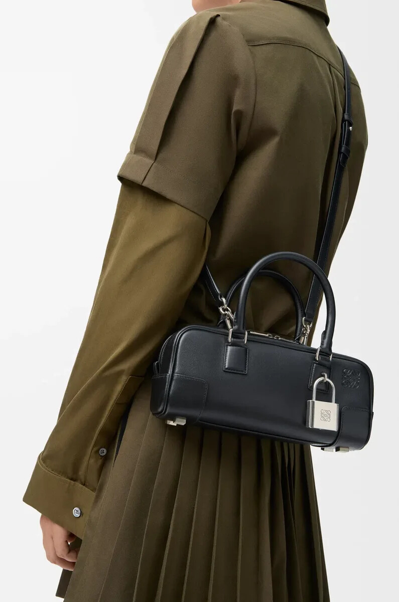amazona 23 cropped bag aus glänzendem kalbsleder schwarz