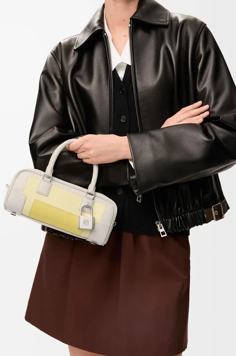 amazona 23 cropped bag aus nappa-kalbsleder hellgrauhellzitronengelb