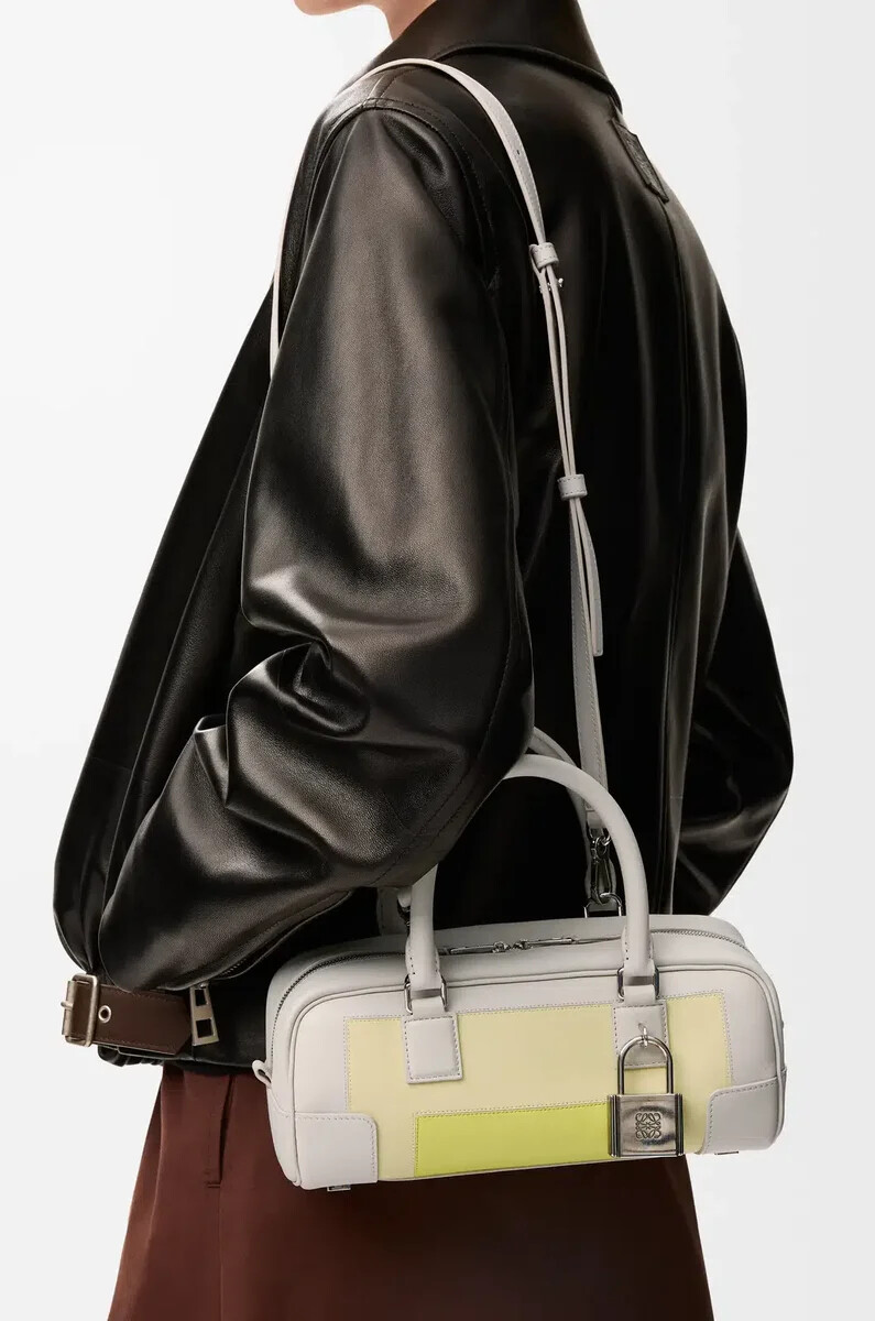 amazona 23 cropped bag aus nappa-kalbsleder hellgrauhellzitronengelb