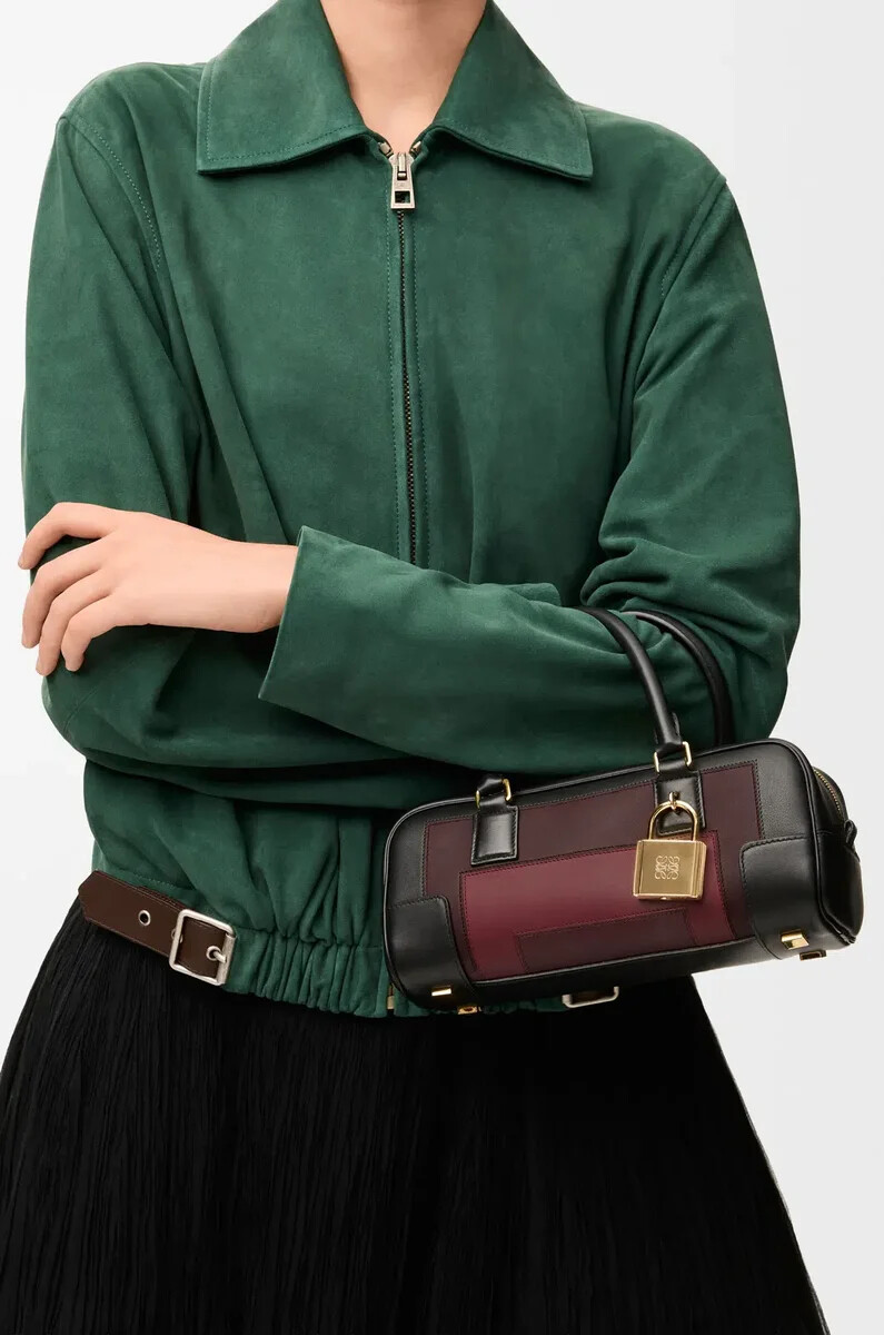 amazona 23 cropped bag aus nappa-kalbsleder schwarzburgunderrot