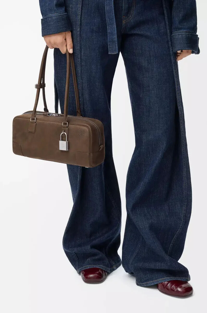 amazona 31 cropped bag aus genarbtem nubukleder tundra
