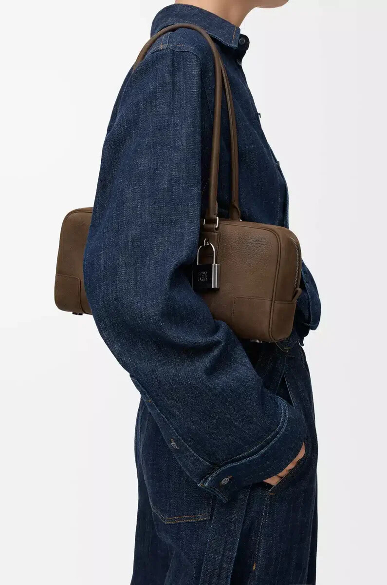 amazona 31 cropped bag aus genarbtem nubukleder tundra