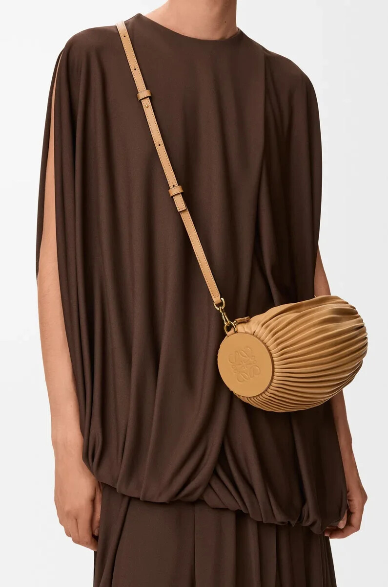 armbandbeutel aus plissiertem nappa-lammleder farbe warm desert