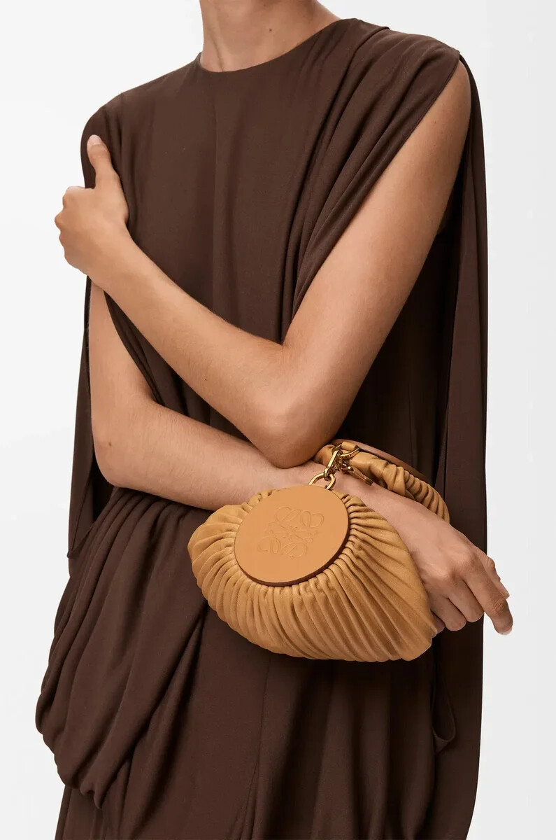 armbandbeutel aus plissiertem nappa-lammleder farbe warm desert
