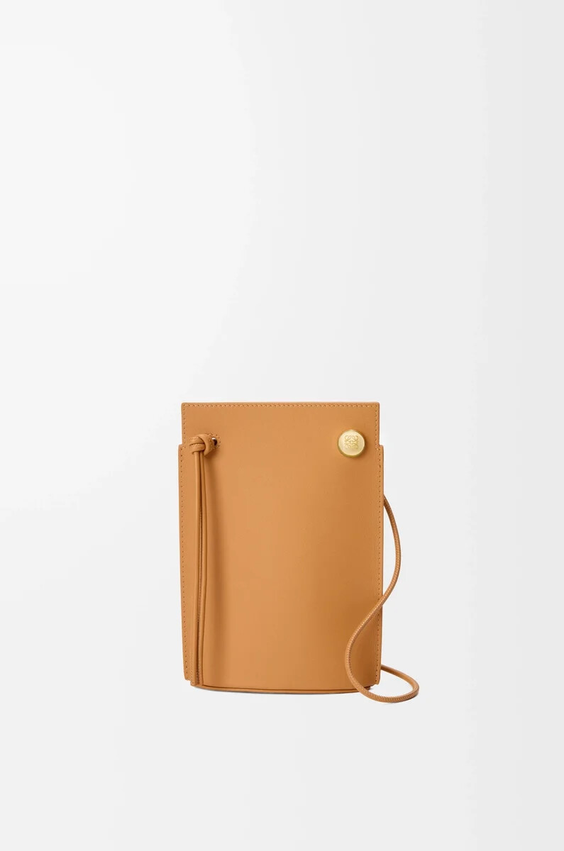 pebble dice tasche aus klassischem kalbsleder warm desert