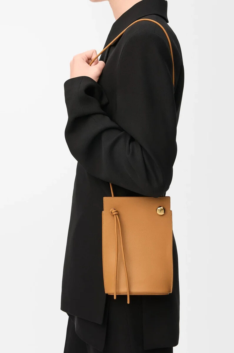 pebble dice tasche aus klassischem kalbsleder warm desert