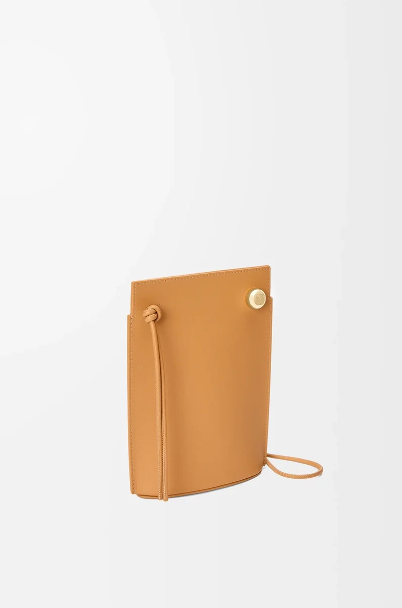 pebble dice tasche aus klassischem kalbsleder warm desert