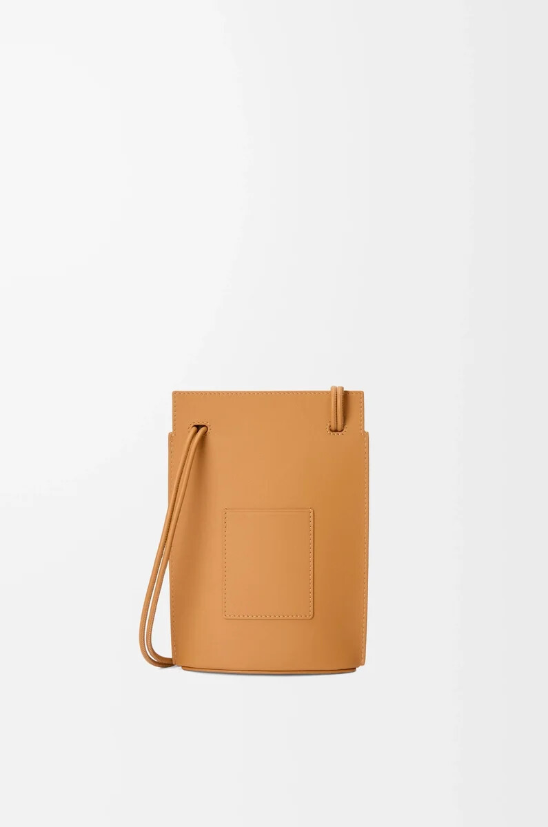 pebble dice tasche aus klassischem kalbsleder warm desert