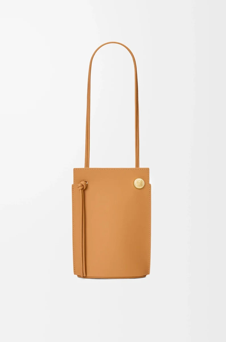 pebble dice tasche aus klassischem kalbsleder warm desert