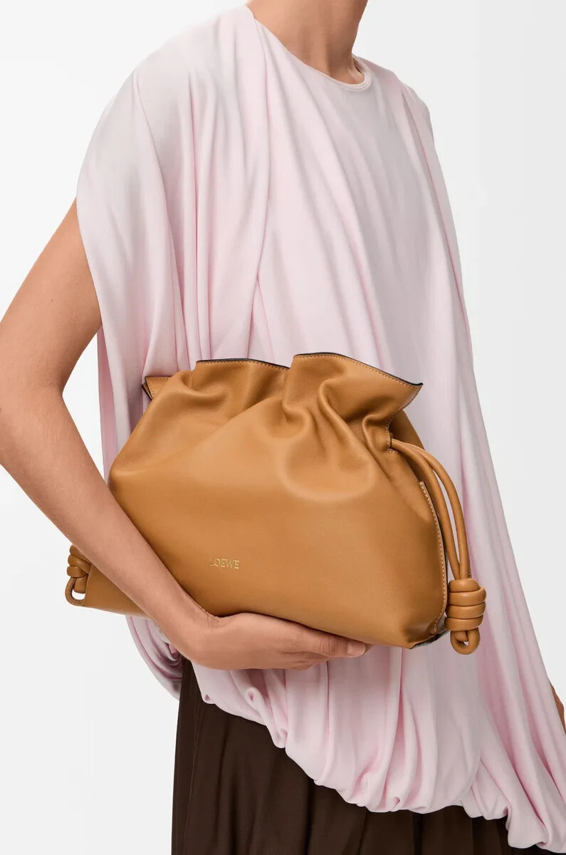 mittelgroße flamenco-clutch aus nappa-kalbsleder farbe warm desert