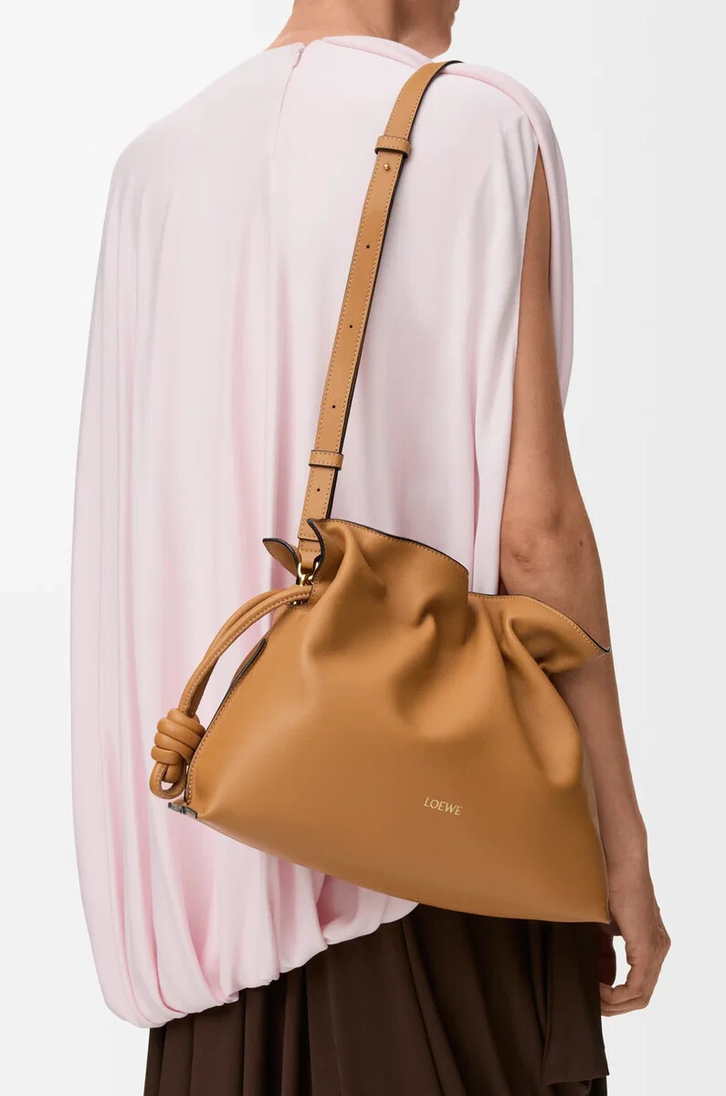 mittelgroße flamenco-clutch aus nappa-kalbsleder farbe warm desert