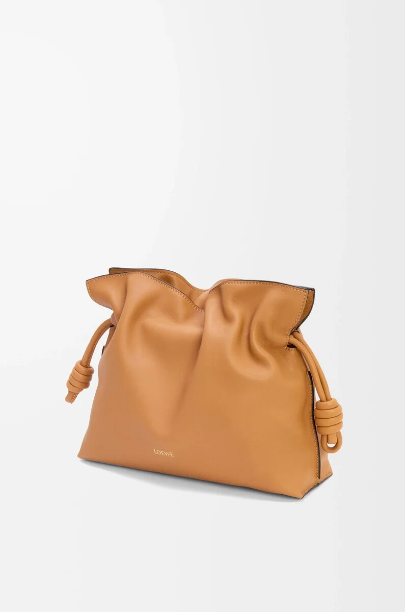 mittelgroße flamenco-clutch aus nappa-kalbsleder farbe warm desert