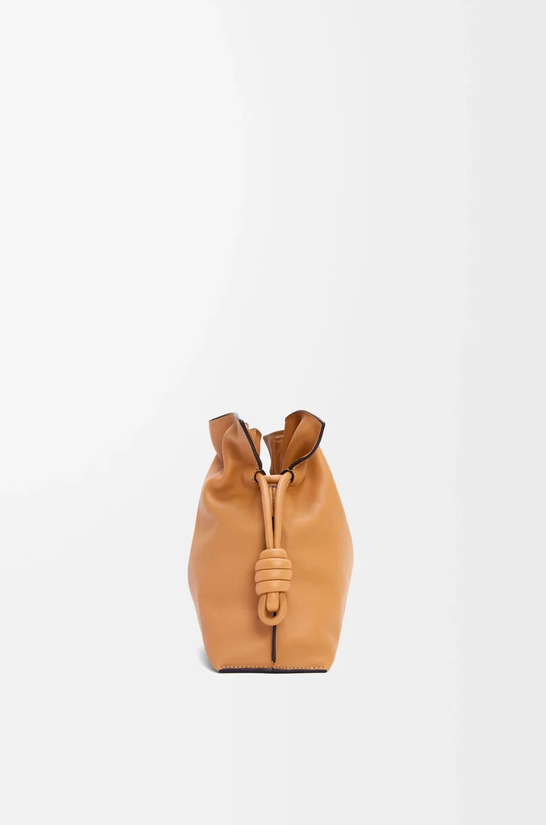 mittelgroße flamenco-clutch aus nappa-kalbsleder farbe warm desert
