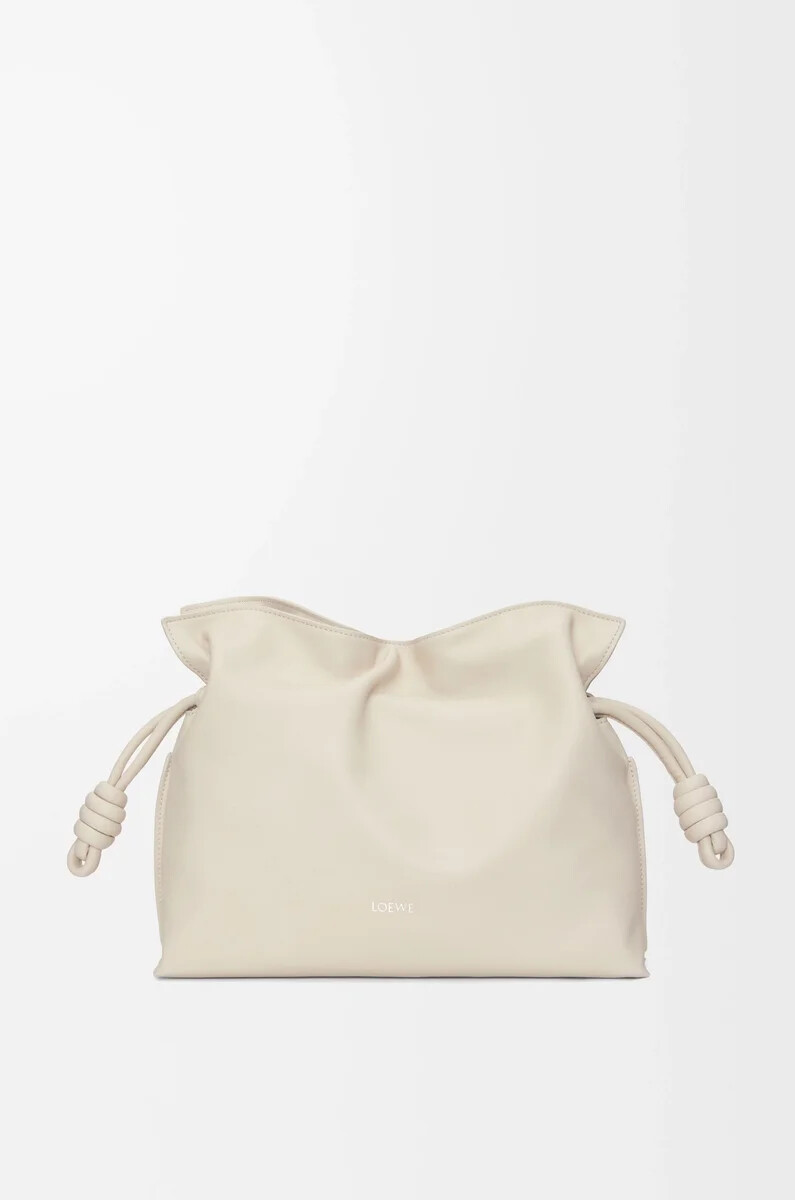 mittelgroße flamenco-clutch aus nappa-kalbsleder in meersalz