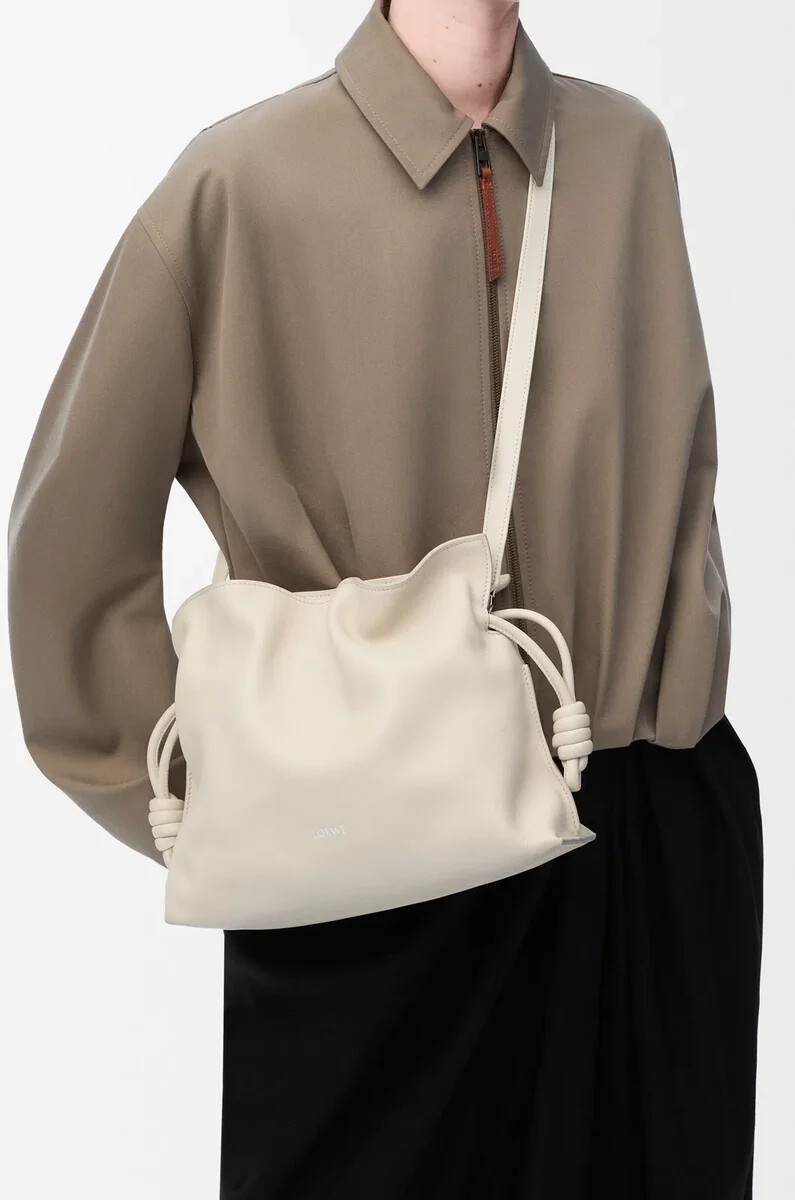 mittelgroße flamenco-clutch aus nappa-kalbsleder in meersalz