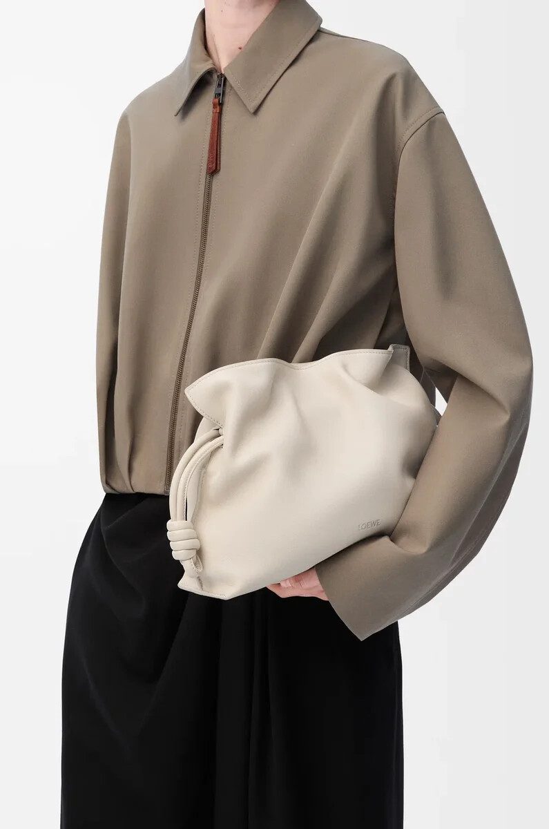 mittelgroße flamenco-clutch aus nappa-kalbsleder in meersalz