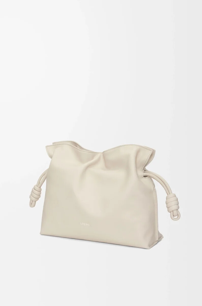 mittelgroße flamenco-clutch aus nappa-kalbsleder in meersalz