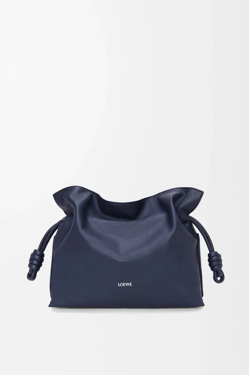 mittelgroße flamenco-clutch aus nappa-kalbsleder in abyss blue