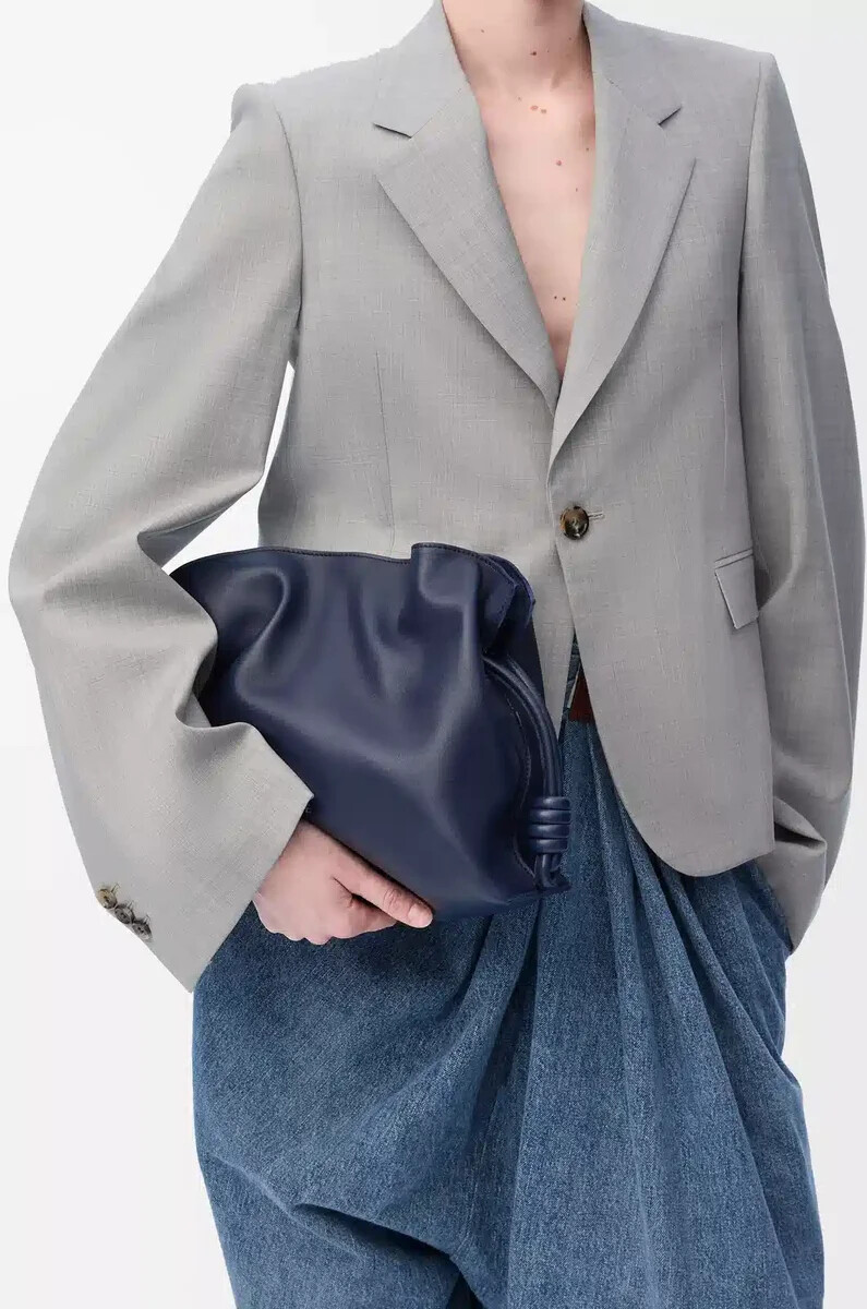 mittelgroße flamenco-clutch aus nappa-kalbsleder in abyss blue