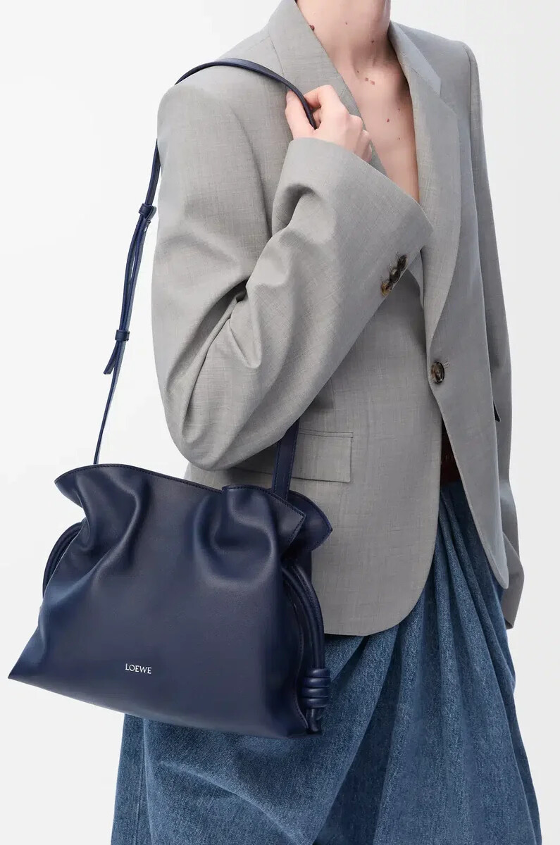mittelgroße flamenco-clutch aus nappa-kalbsleder in abyss blue