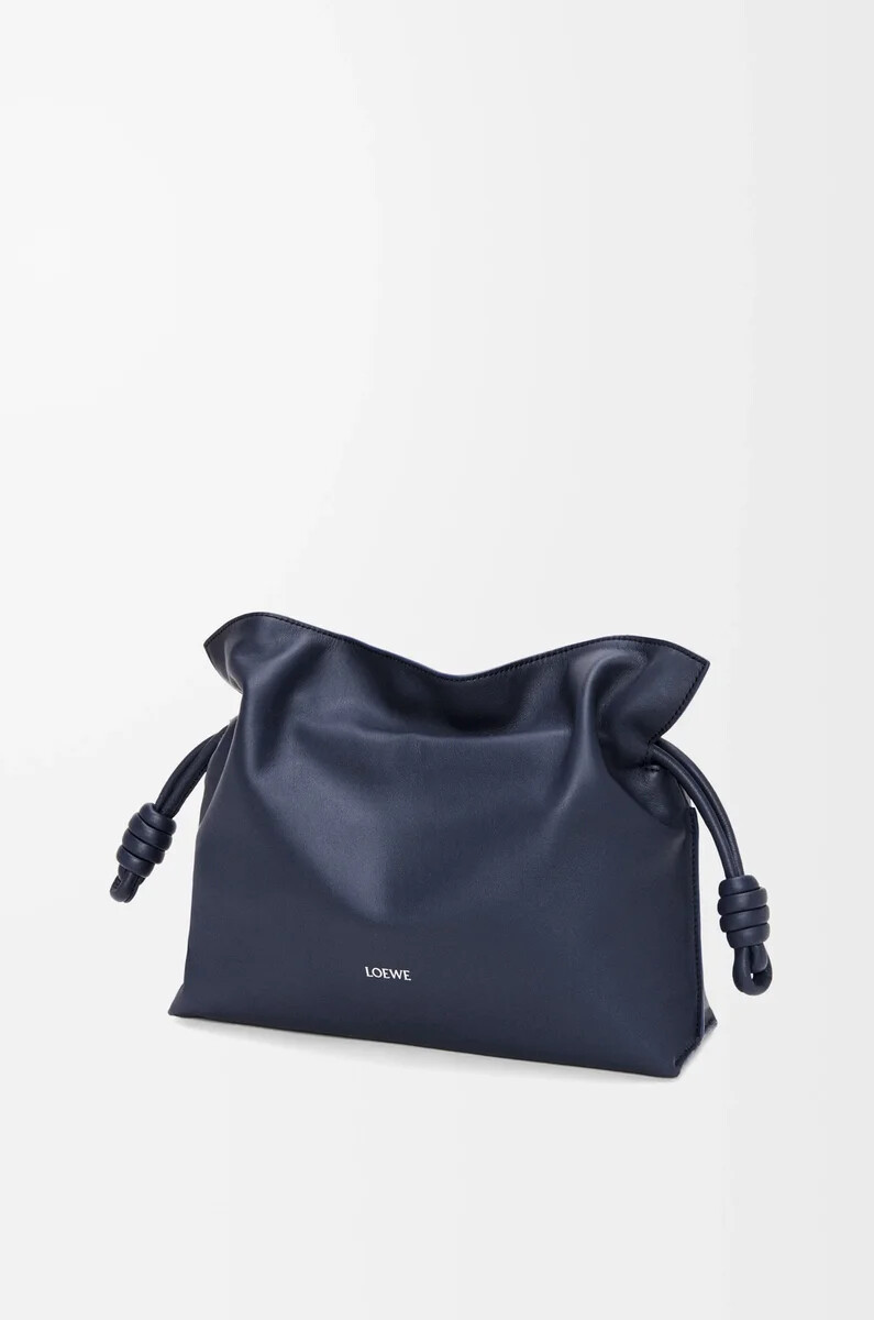 mittelgroße flamenco-clutch aus nappa-kalbsleder in abyss blue