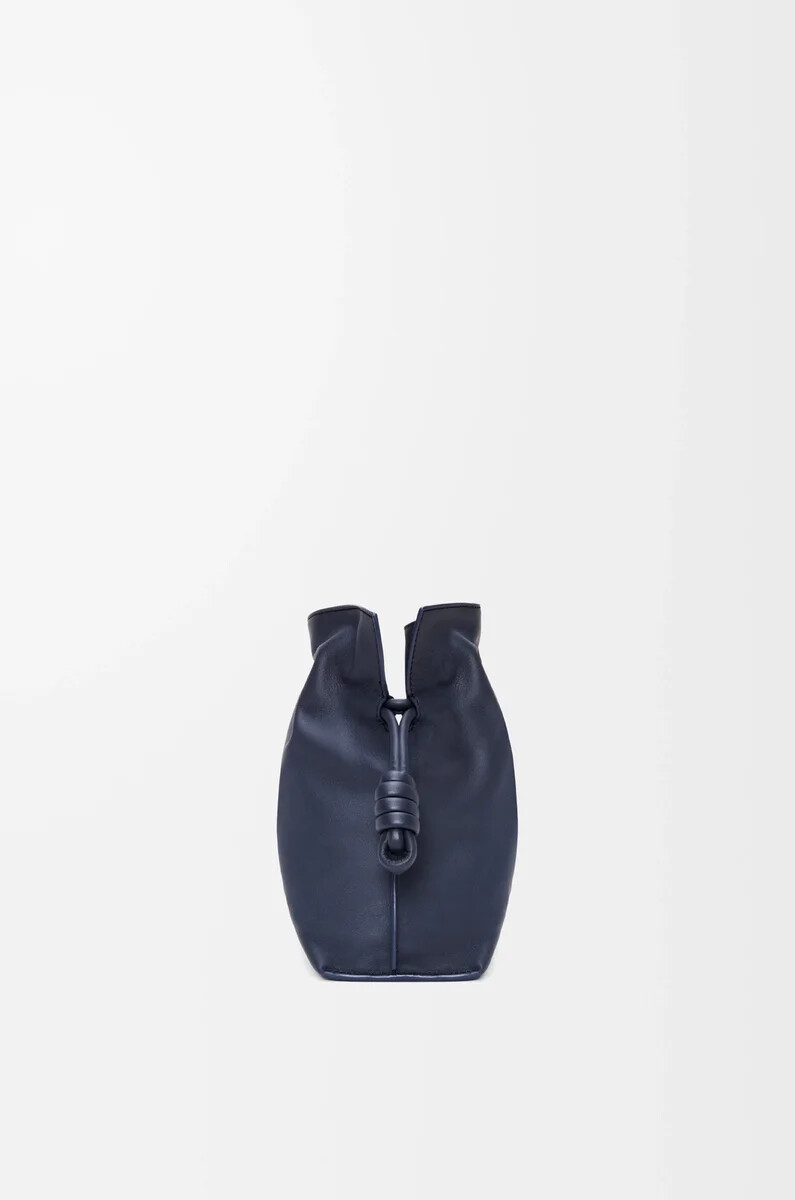 mittelgroße flamenco-clutch aus nappa-kalbsleder in abyss blue