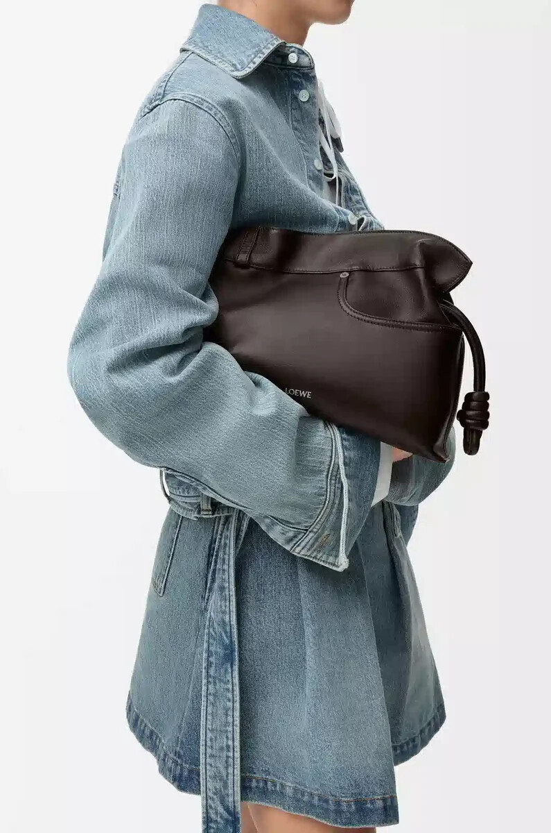 panta flamenco clutch in mittlerer größe aus glänzendem kalbsleder in vintage braun