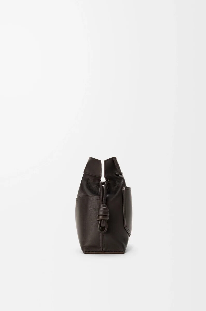 panta flamenco clutch in mittlerer größe aus glänzendem kalbsleder in vintage braun