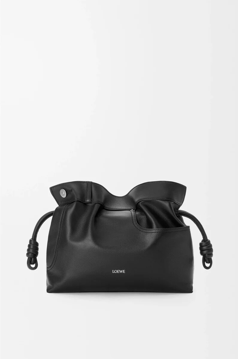panta flamenco clutch in mittlerer größe aus glänzendem kalbsleder schwarz