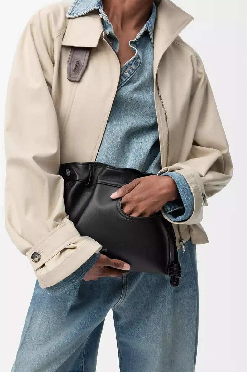 panta flamenco clutch in mittlerer größe aus glänzendem kalbsleder schwarz