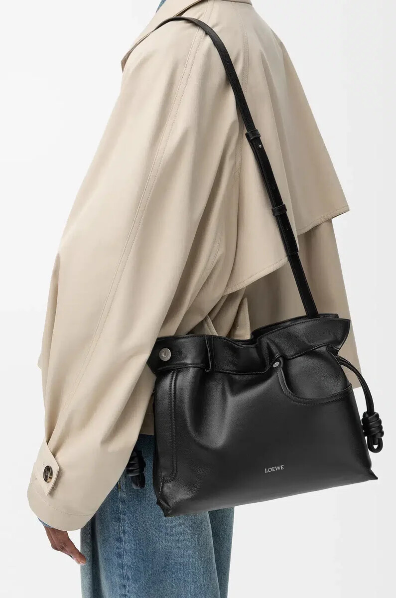 panta flamenco clutch in mittlerer größe aus glänzendem kalbsleder schwarz