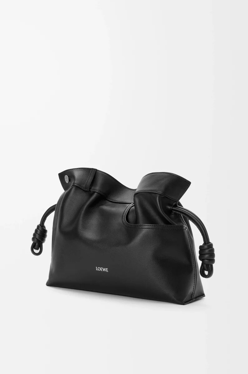 panta flamenco clutch in mittlerer größe aus glänzendem kalbsleder schwarz