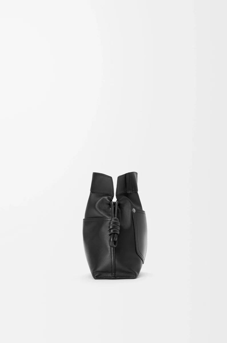 panta flamenco clutch in mittlerer größe aus glänzendem kalbsleder schwarz