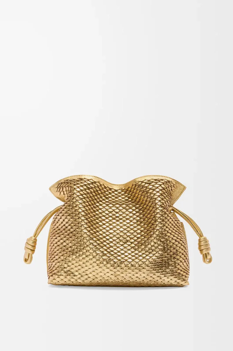 mittelgroße flamenco-clutch aus laminiertem lammleder in gold