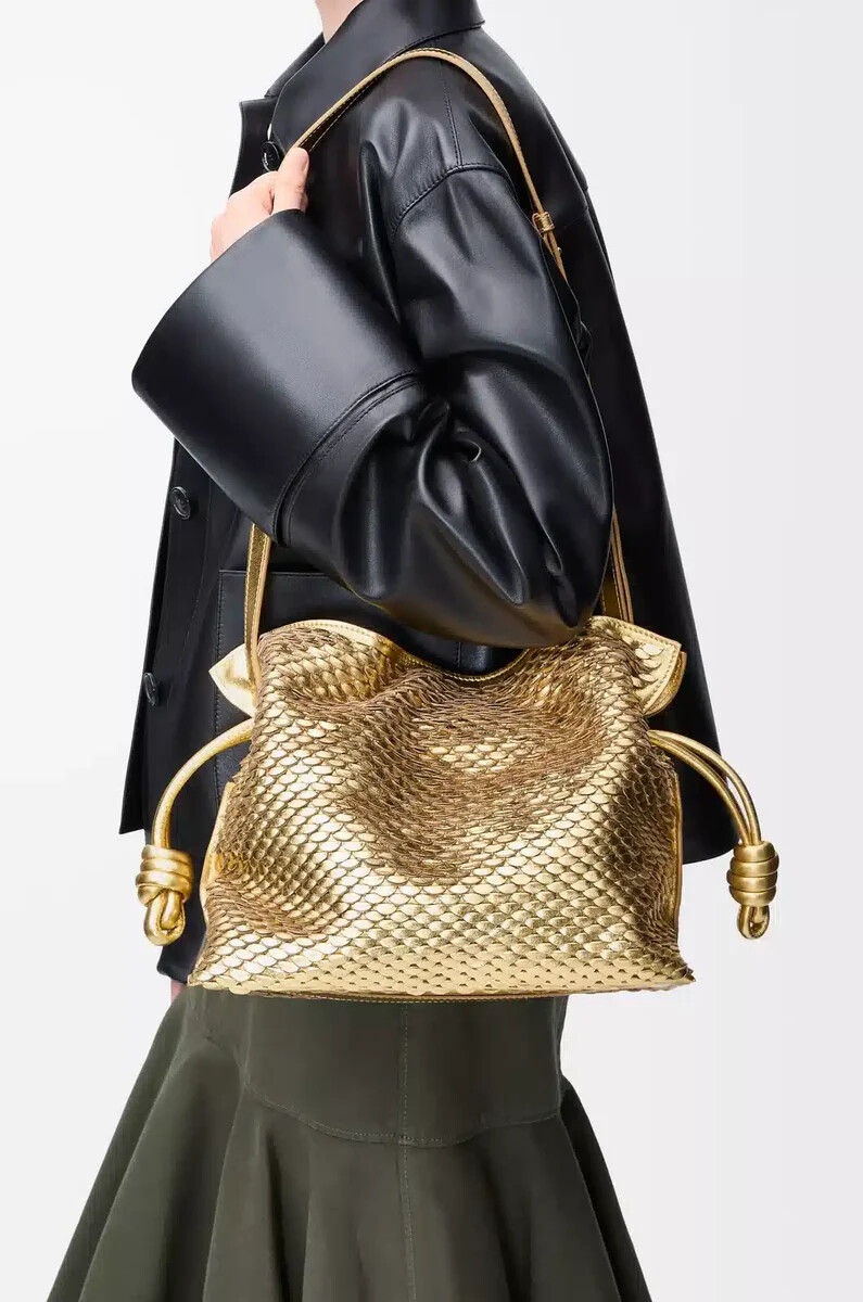 mittelgroße flamenco-clutch aus laminiertem lammleder in gold
