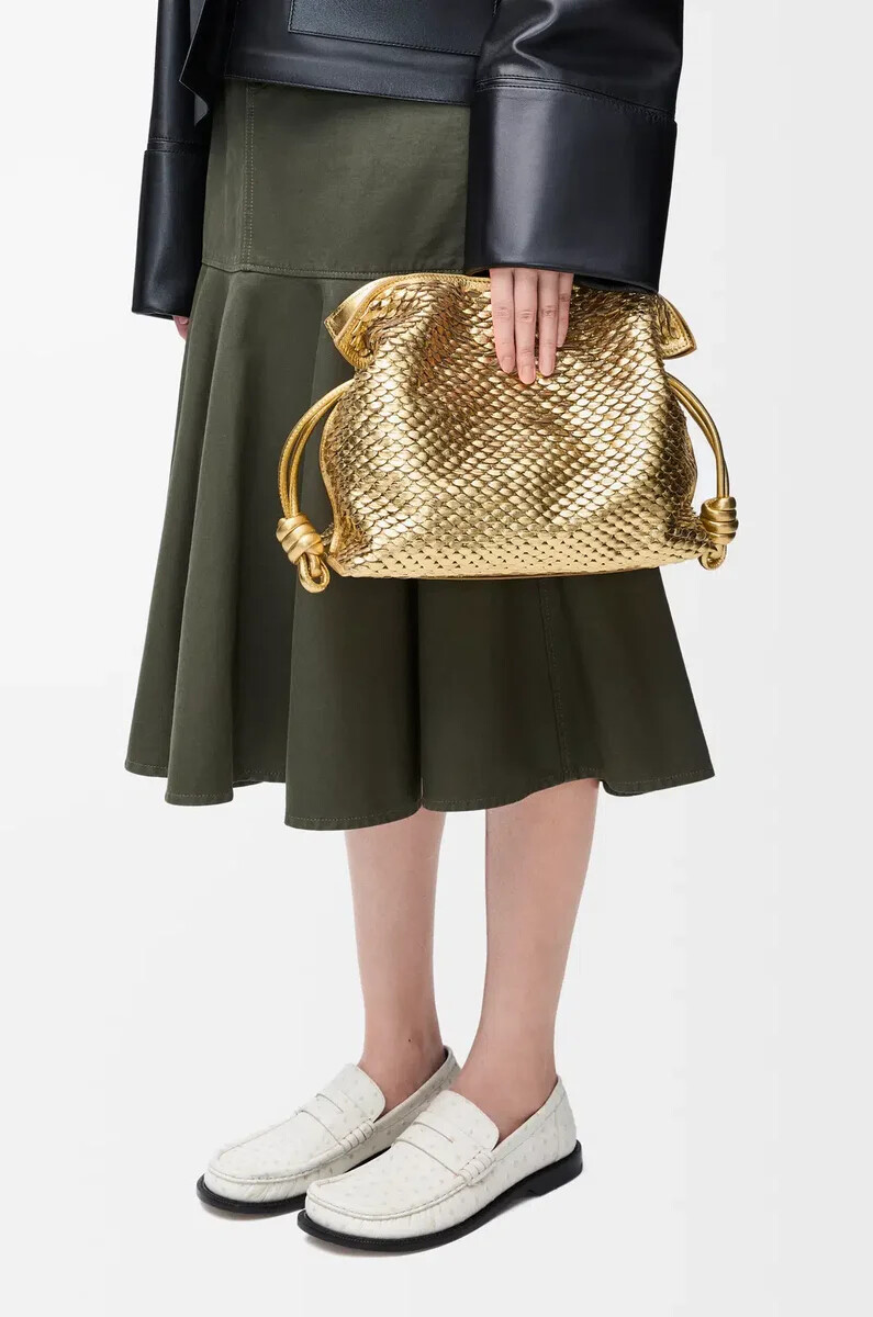 mittelgroße flamenco-clutch aus laminiertem lammleder in gold