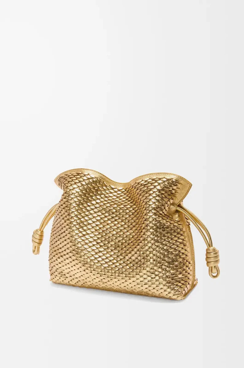 mittelgroße flamenco-clutch aus laminiertem lammleder in gold