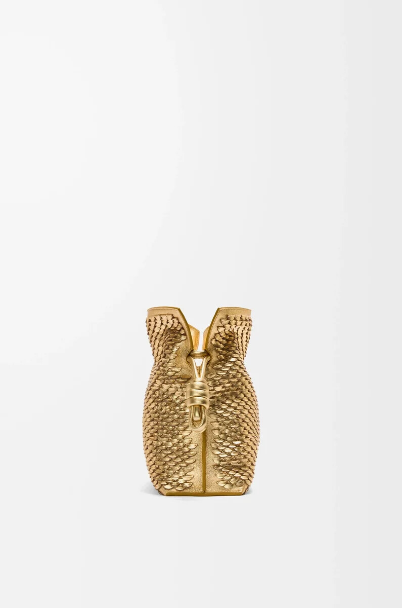 mittelgroße flamenco-clutch aus laminiertem lammleder in gold