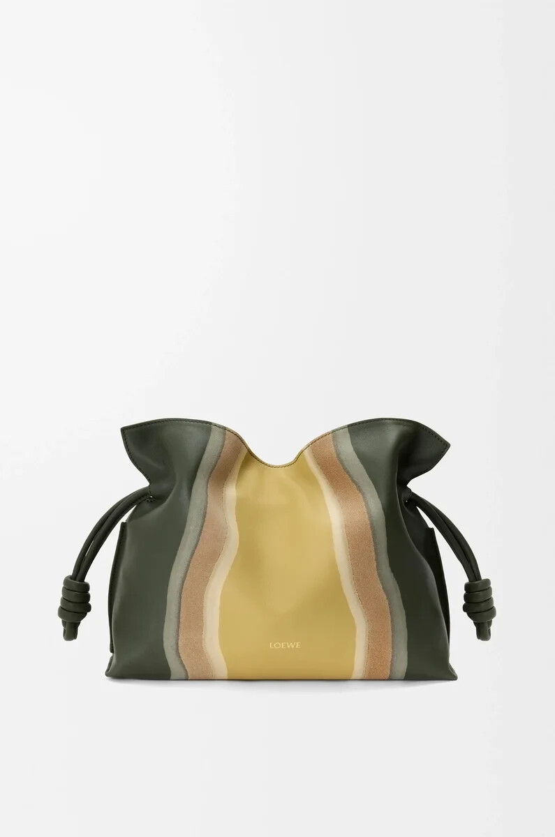 mittelgroße flamenco-clutch landscape aus nappa-kalbsleder flaschengrünocker