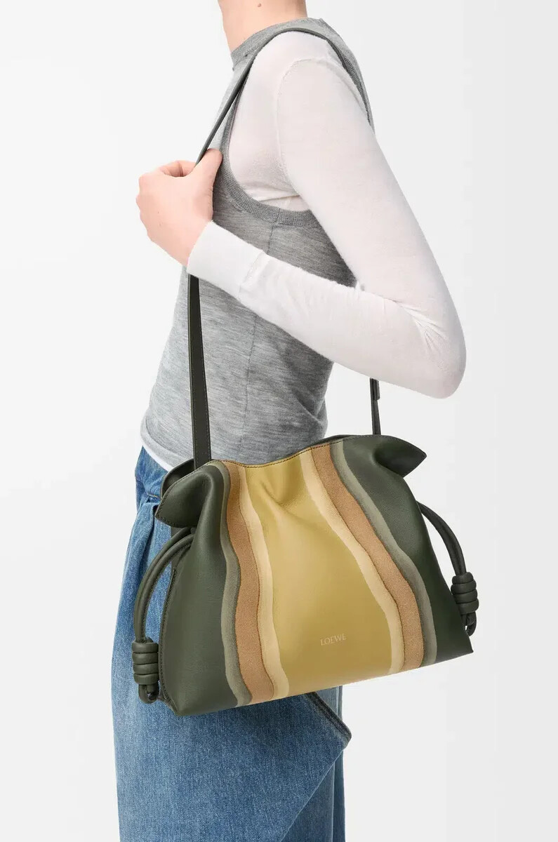 mittelgroße flamenco-clutch landscape aus nappa-kalbsleder flaschengrünocker