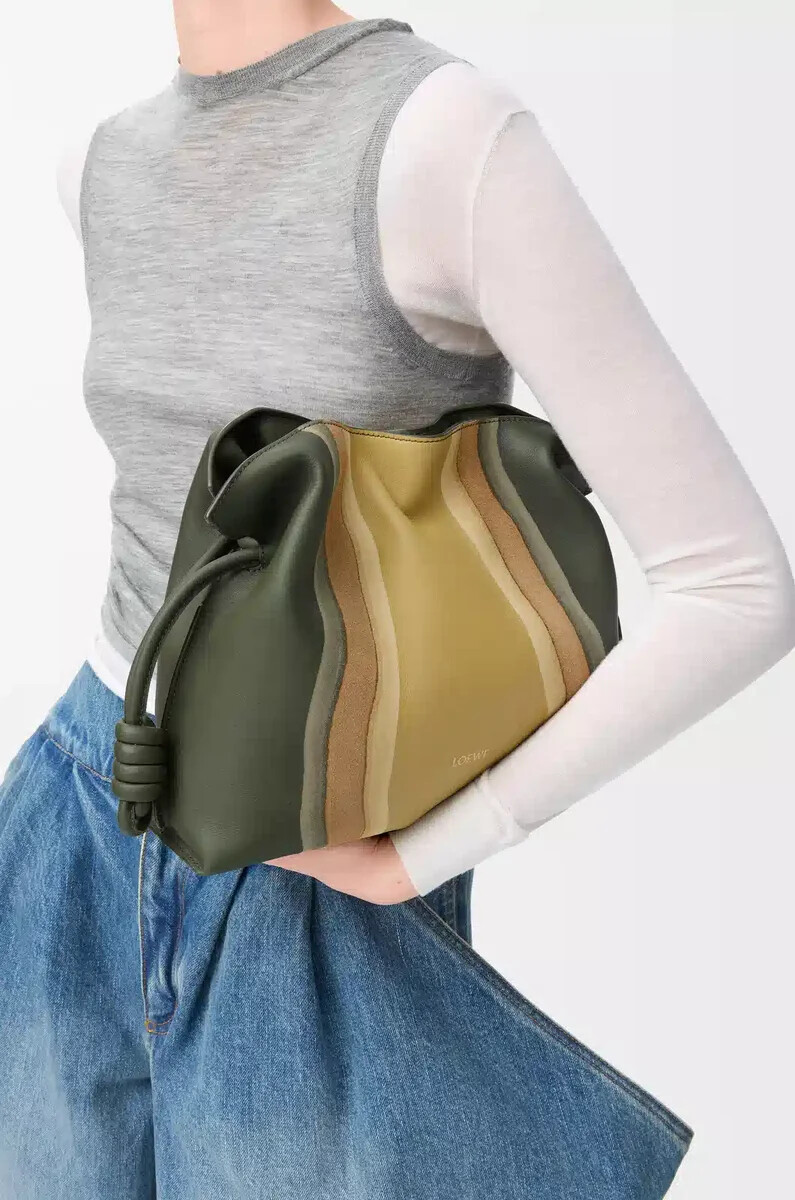 mittelgroße flamenco-clutch landscape aus nappa-kalbsleder flaschengrünocker
