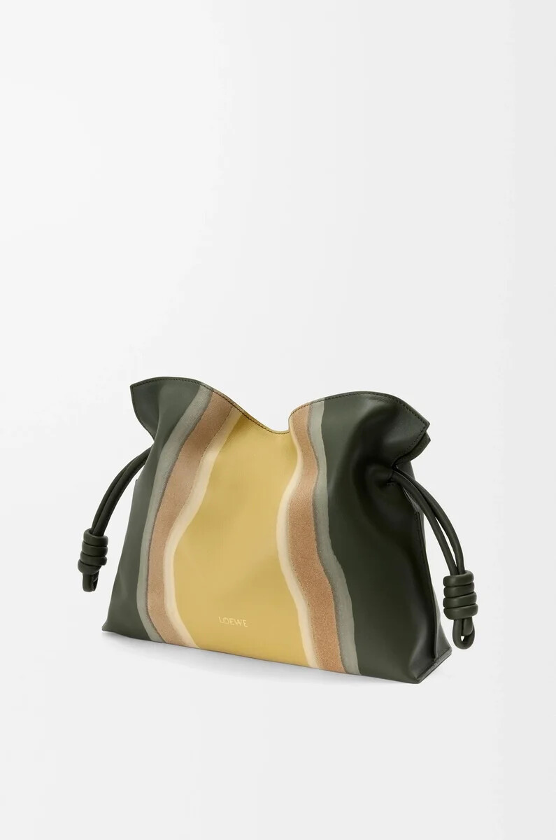 mittelgroße flamenco-clutch landscape aus nappa-kalbsleder flaschengrünocker