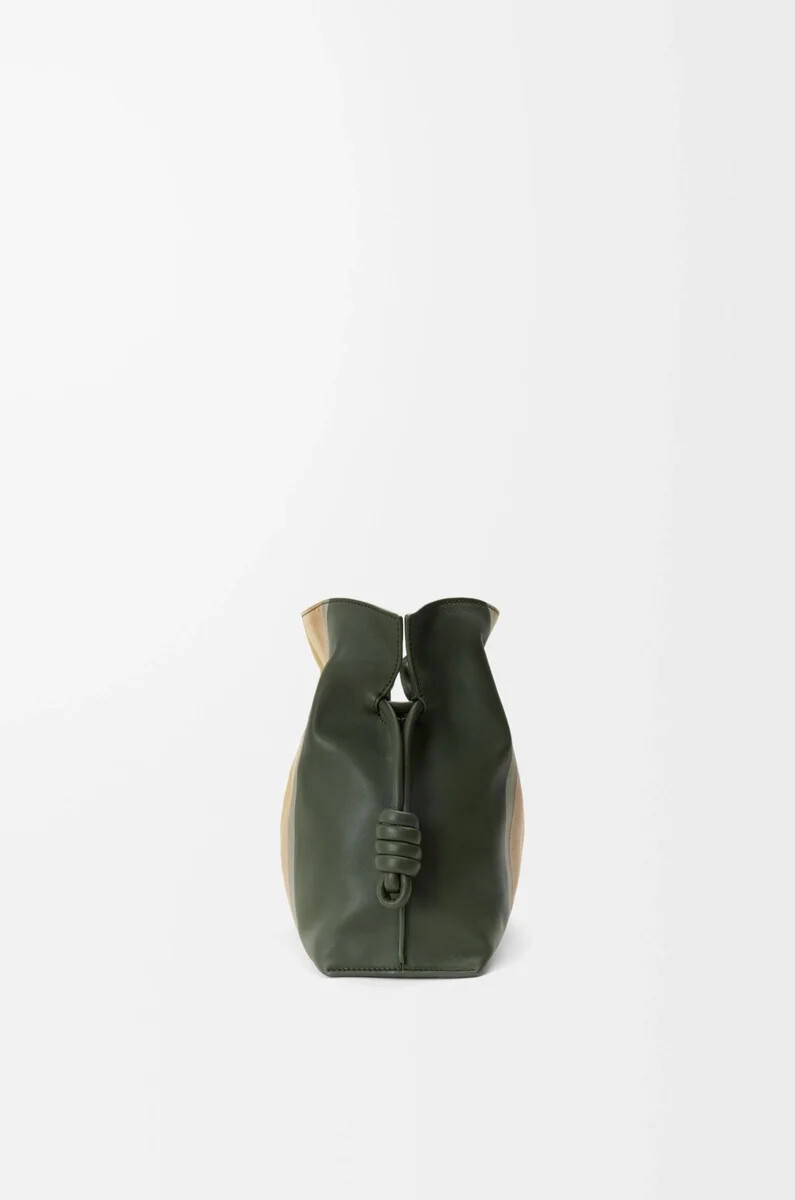 mittelgroße flamenco-clutch landscape aus nappa-kalbsleder flaschengrünocker
